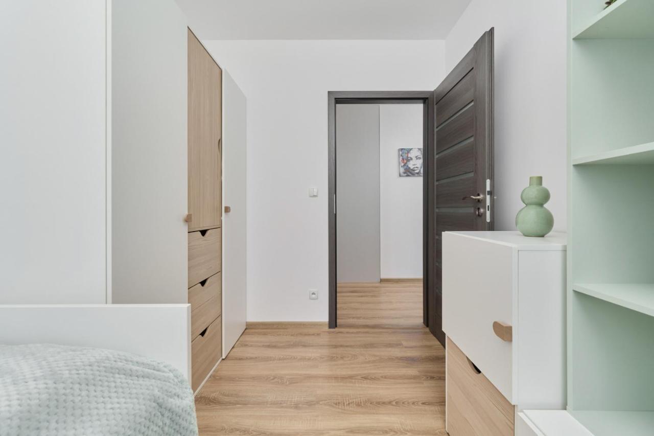Spacious Apartment With Balcony Near The Slavic Hill Wroclaw By Renters Prestige المظهر الخارجي الصورة