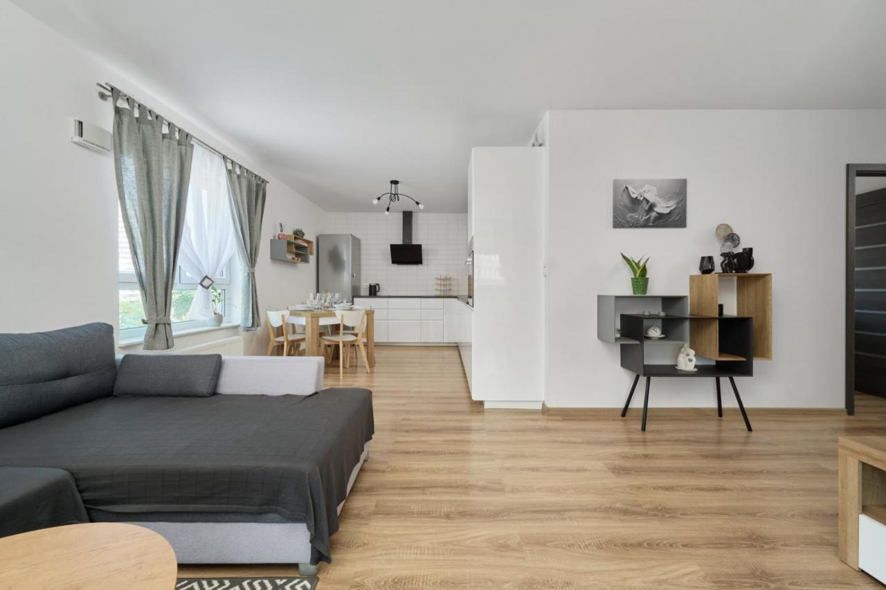 Spacious Apartment With Balcony Near The Slavic Hill Wroclaw By Renters Prestige المظهر الخارجي الصورة