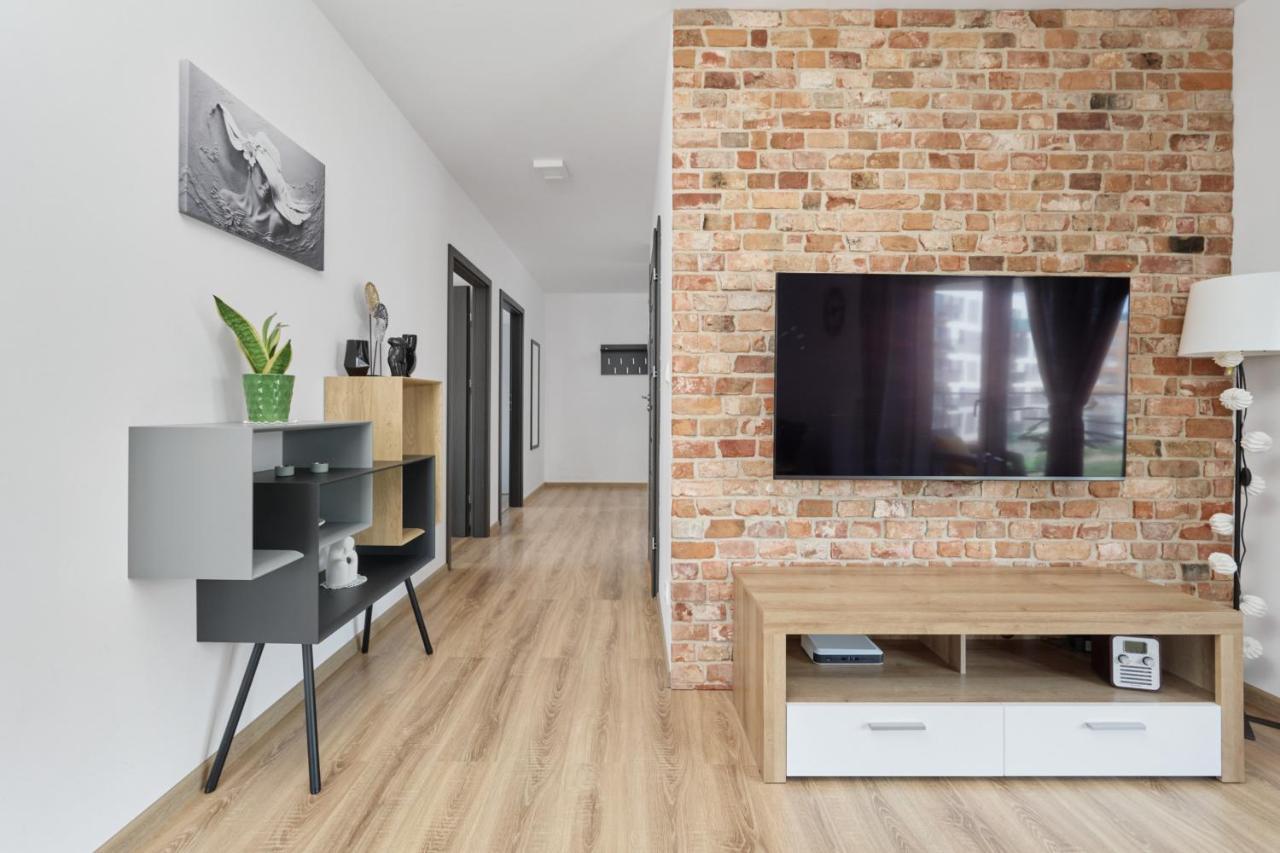 Spacious Apartment With Balcony Near The Slavic Hill Wroclaw By Renters Prestige المظهر الخارجي الصورة